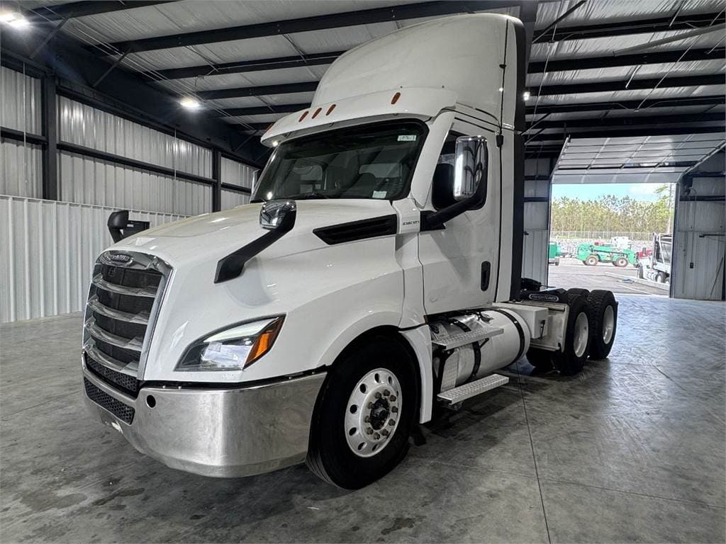 2020 Freightliner Cascadia 126 image 1