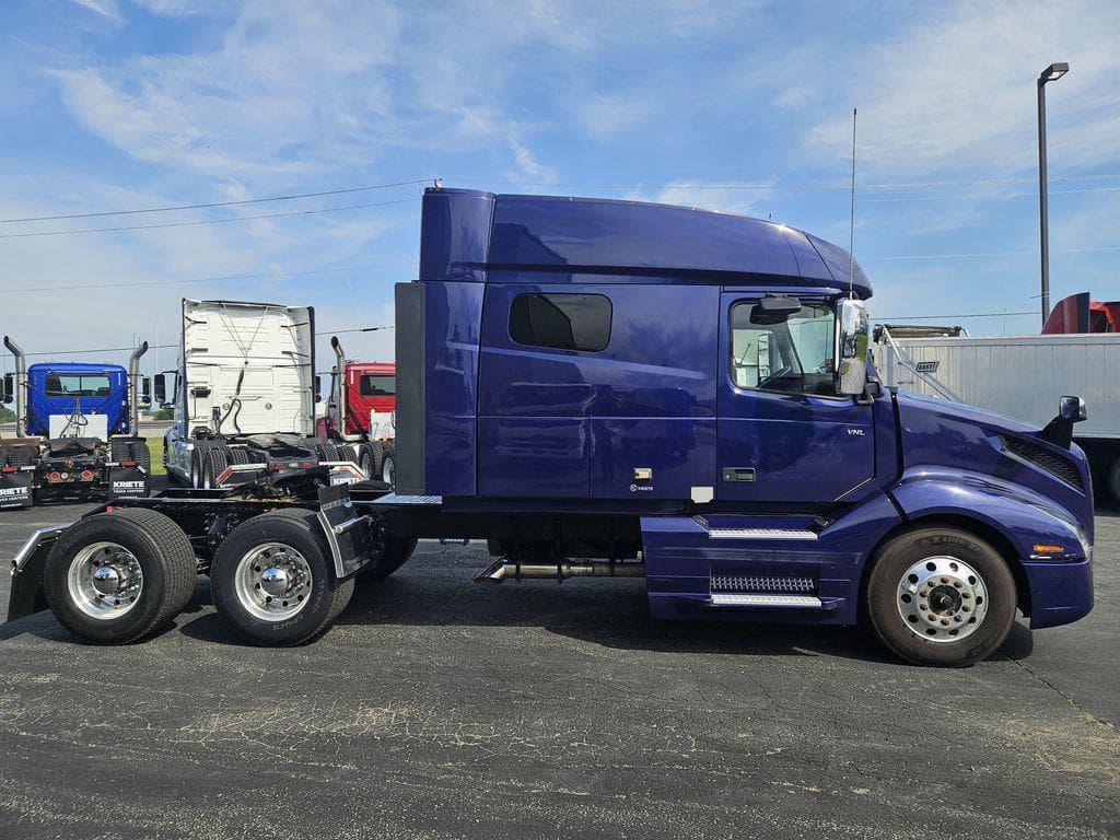 2021 Volvo VNL64T740 image 6