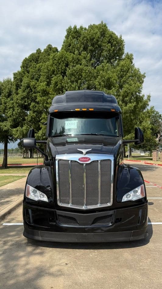 2022 Peterbilt 579 image 2