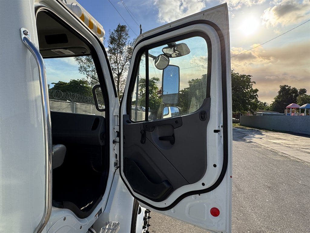 2015 Freightliner M2 106 image 50