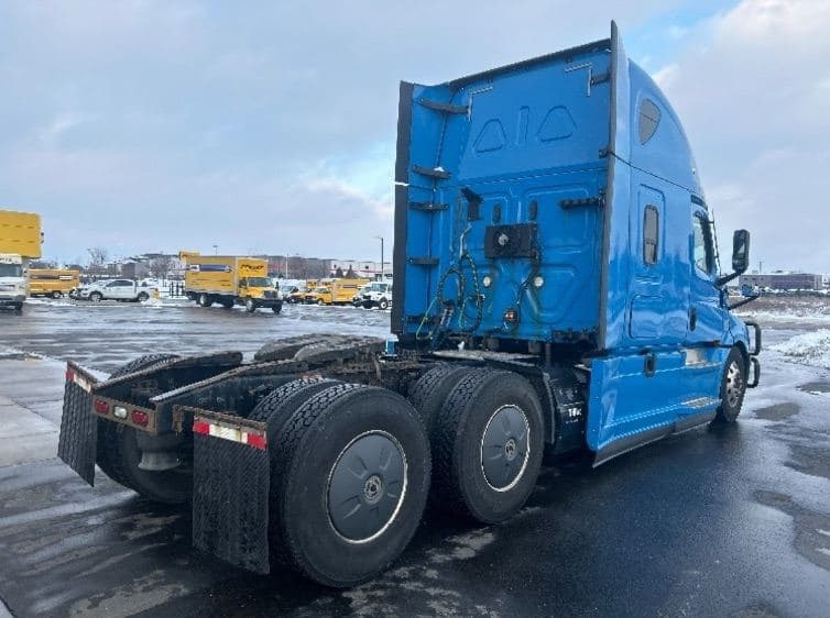 2020 Freightliner Cascadia 126 image 11