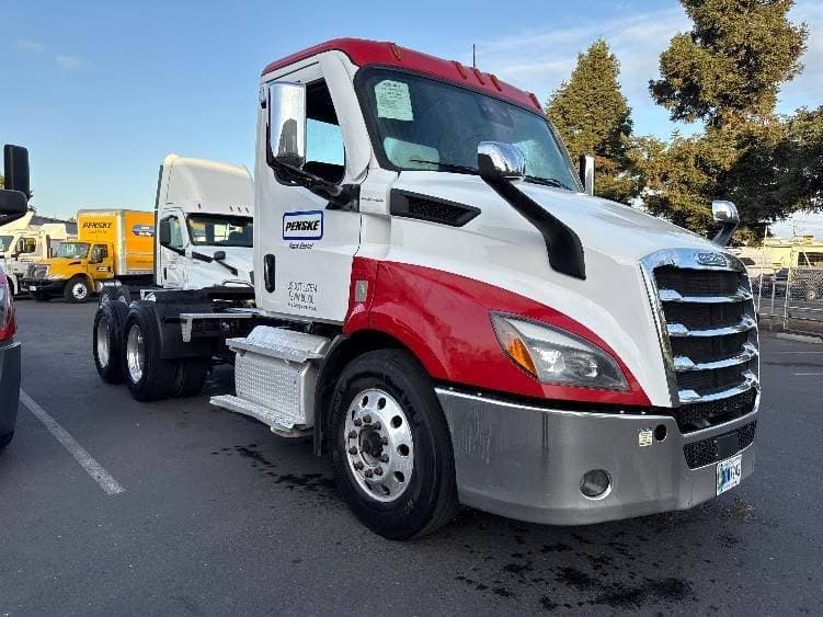 2021 Freightliner Cascadia image 1