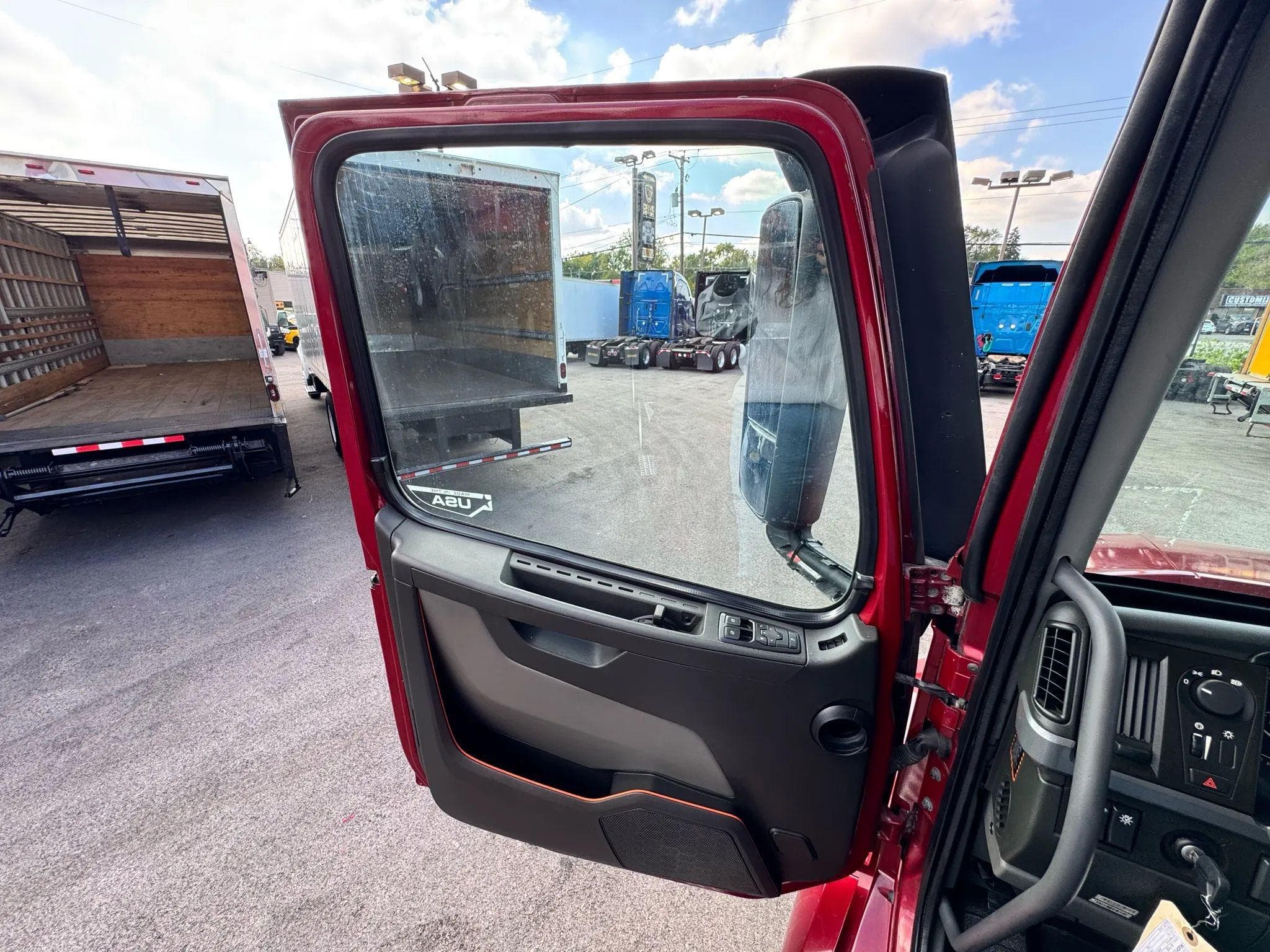 2021 Volvo VNL image 41