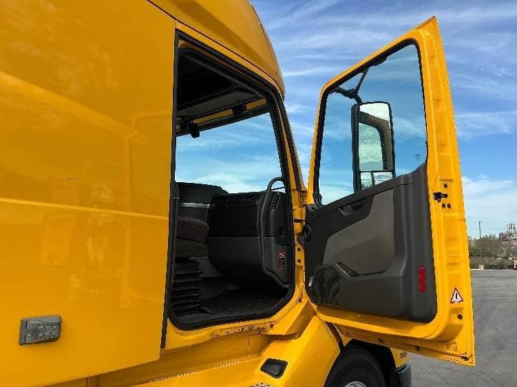 2022 Volvo VNL image 10