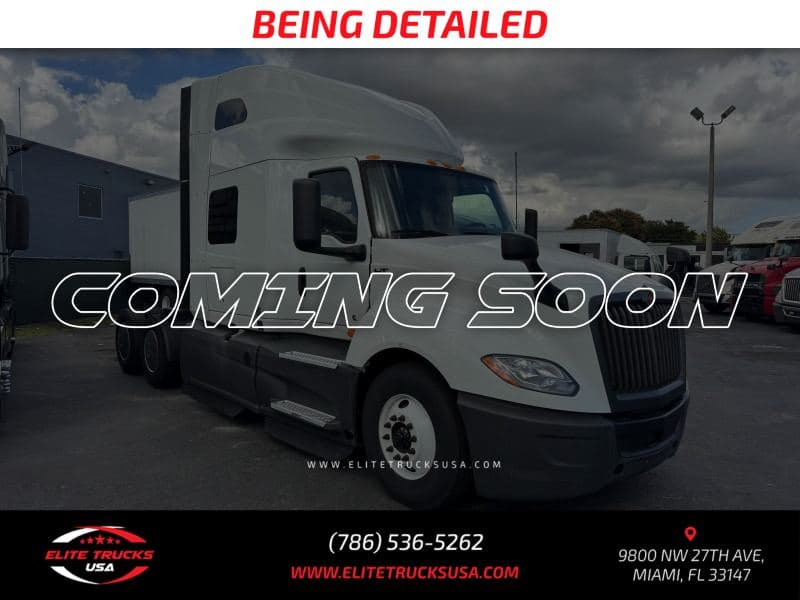 2022 International LT625 image 4