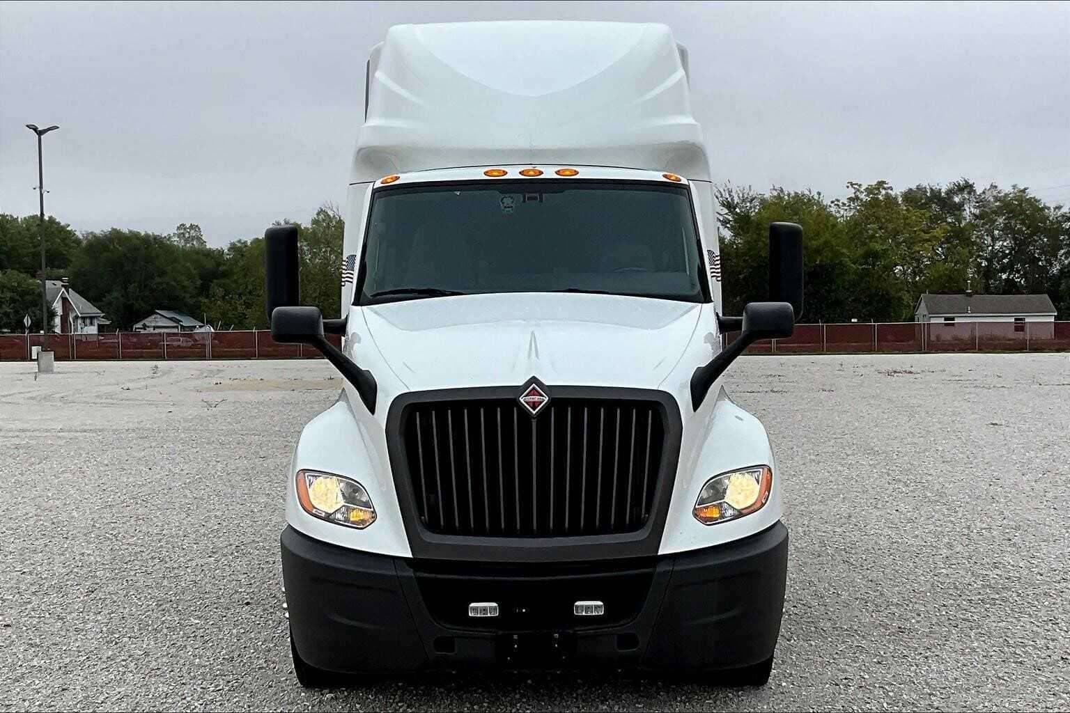 2021 International LT625 image 3