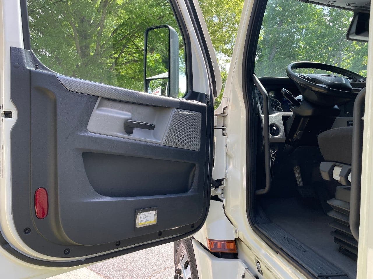 2020 Freightliner Cascadia 126 image 15