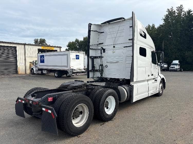 2022 Volvo VNL image 6