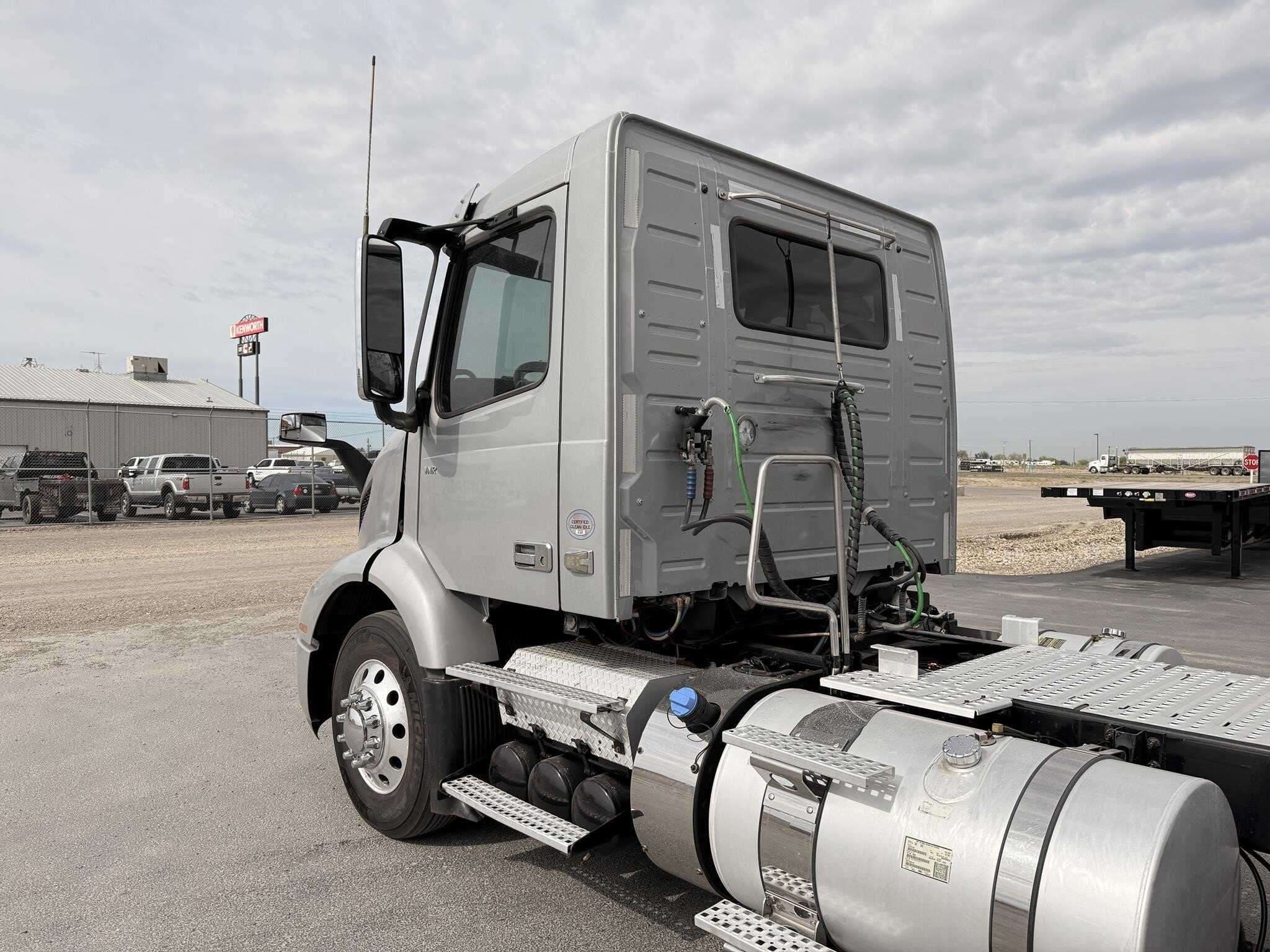 2020 Volvo VNR image 4