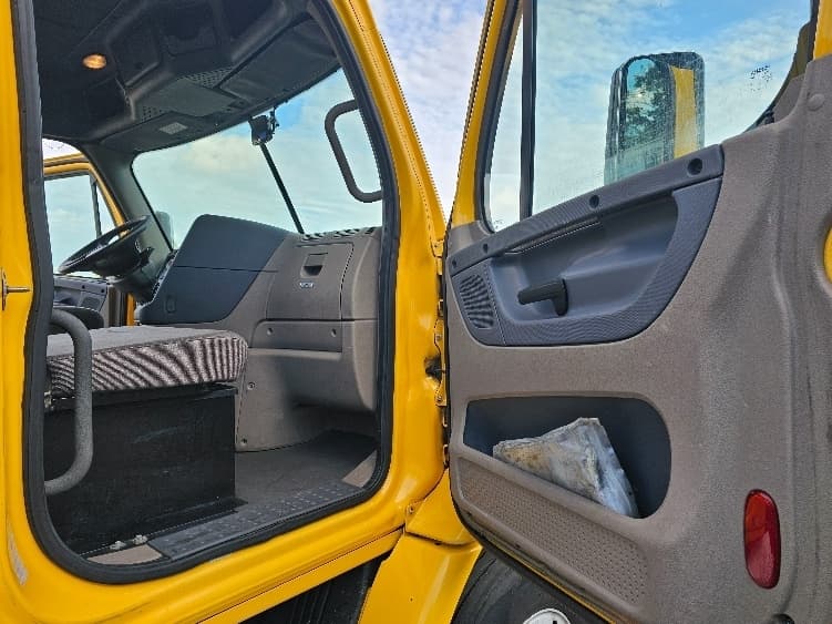 Used 2019 FREIGHTLINER Conventional - Day Cab, Tractor image 9