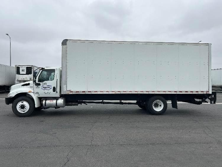 2022 International MV607 Box Truck - 220HP, 6 Speed Automatic, Roll up Door image 4