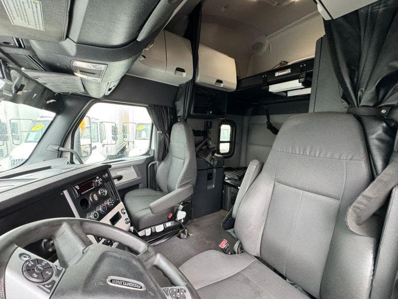 2021 Freightliner Cascadia image 15