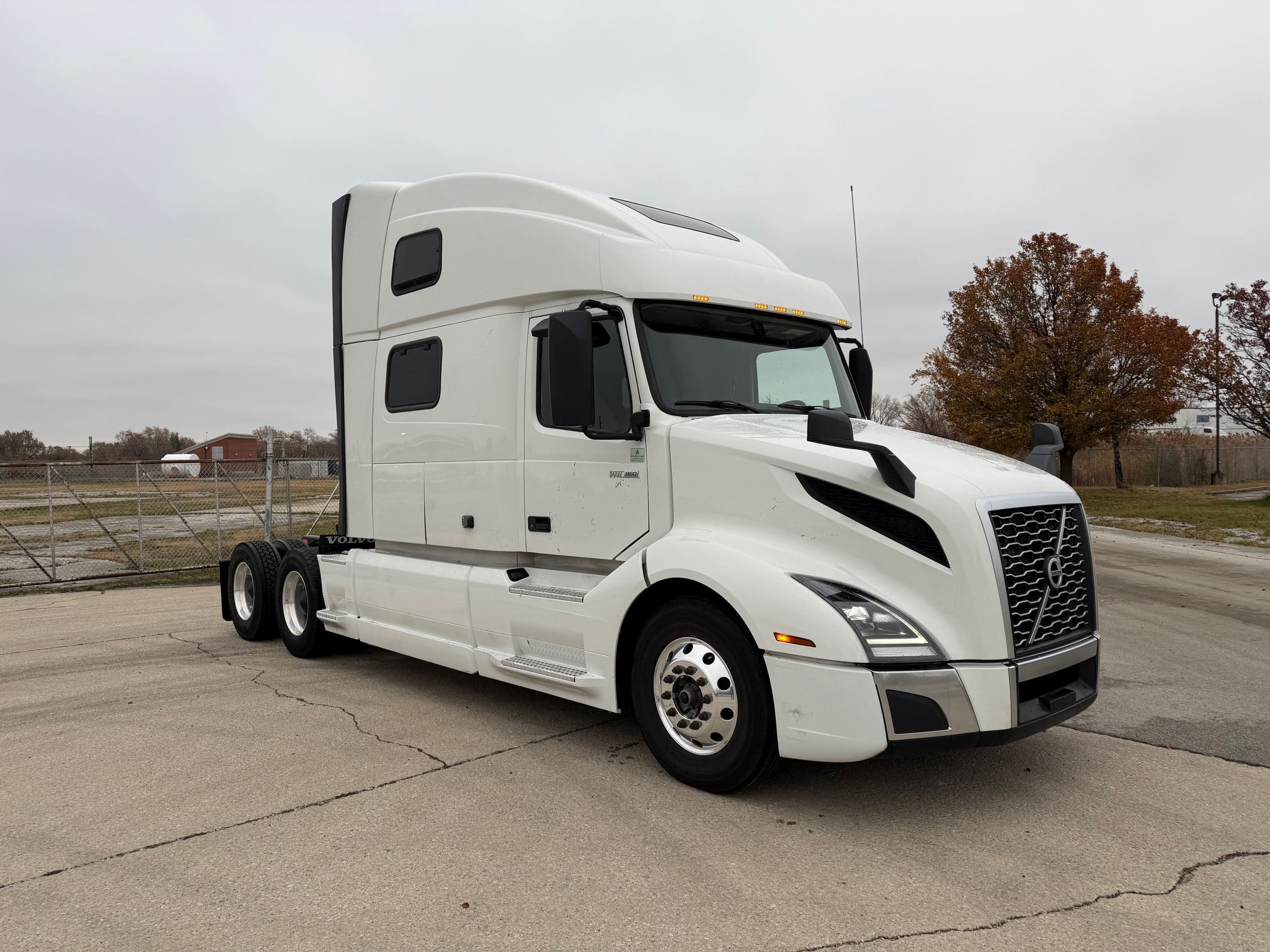 2023 Volvo VNL image 3