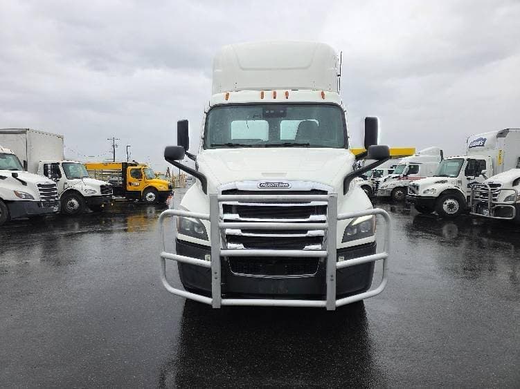 2021 Freightliner Cascadia image 1