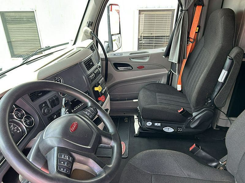 2021 Peterbilt 579 image 4