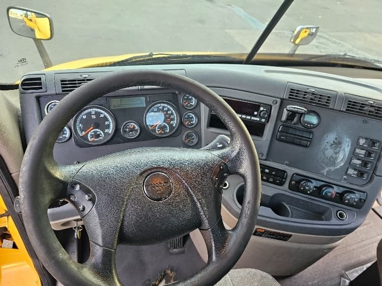 Used 2019 FREIGHTLINER Conventional - Day Cab, Tractor image 11