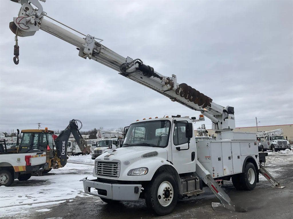 2015 Freightliner M2-106 image 2