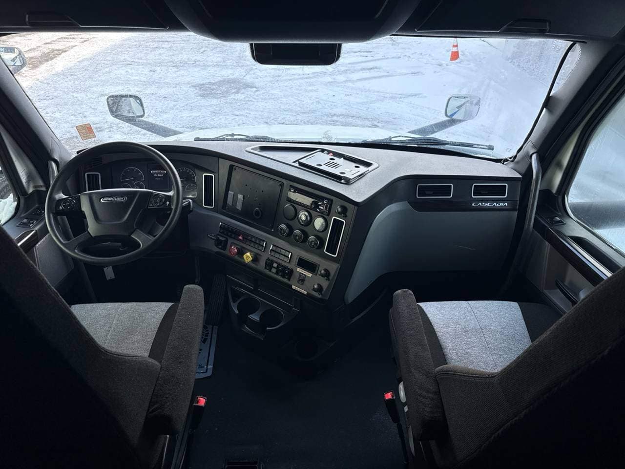 2022 Freightliner Cascadia image 12