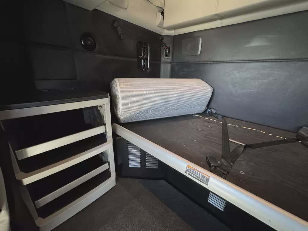 2022 Kenworth T680 image 6