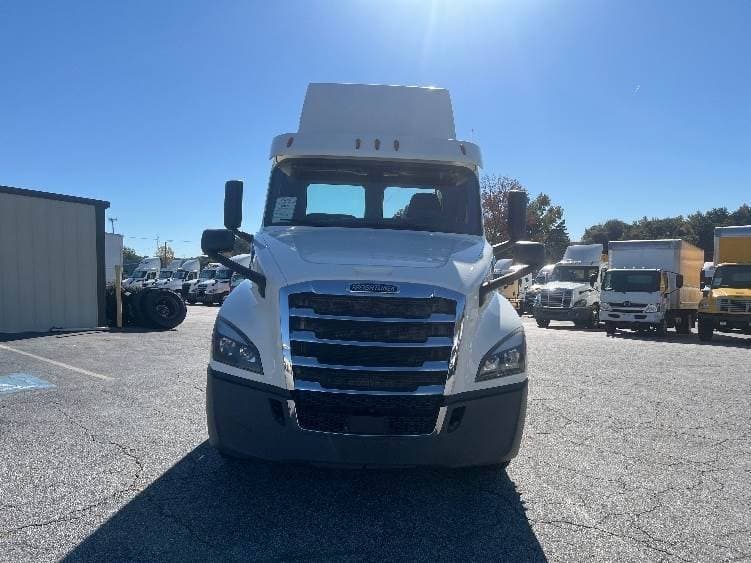 2019 Freightliner Cascadia 126 Day Cab Truck - 435HP, 12 Speed Automatic image 2
