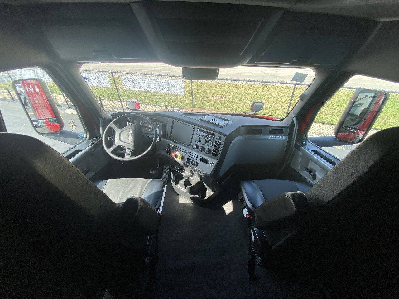 2020 FREIGHTLINER Cascadia CA126 Tandem Axle Sleeper image 15