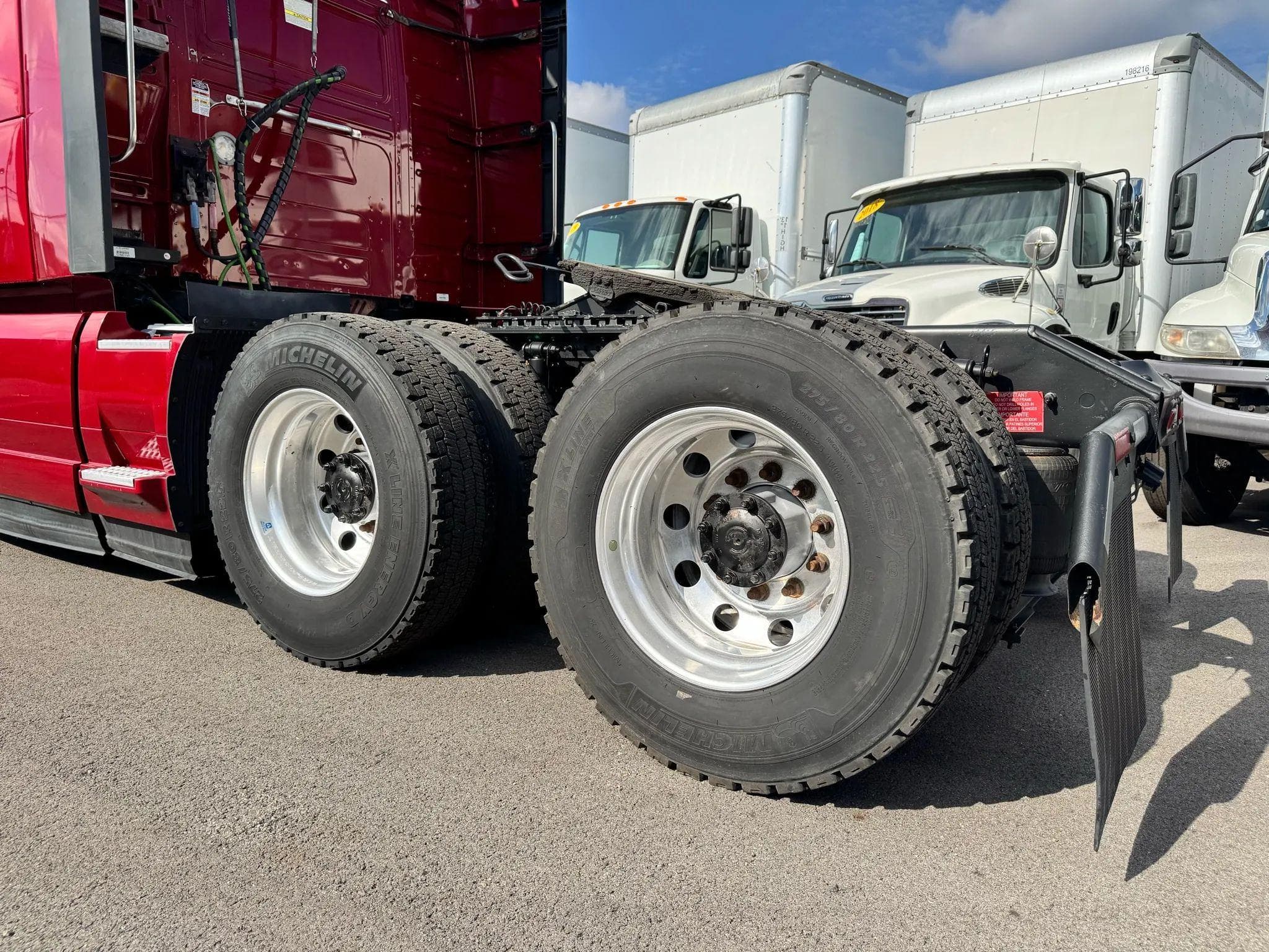 2021 Volvo VNL image 15