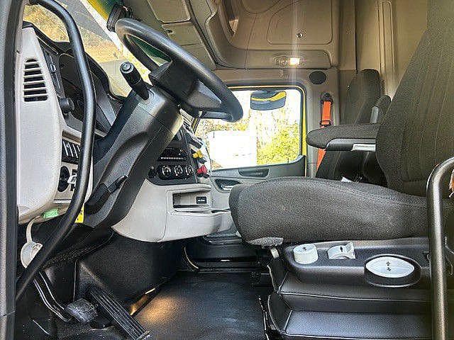 2023 Peterbilt 579 image 8