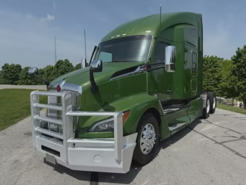 2022 Kenworth T680 image 1