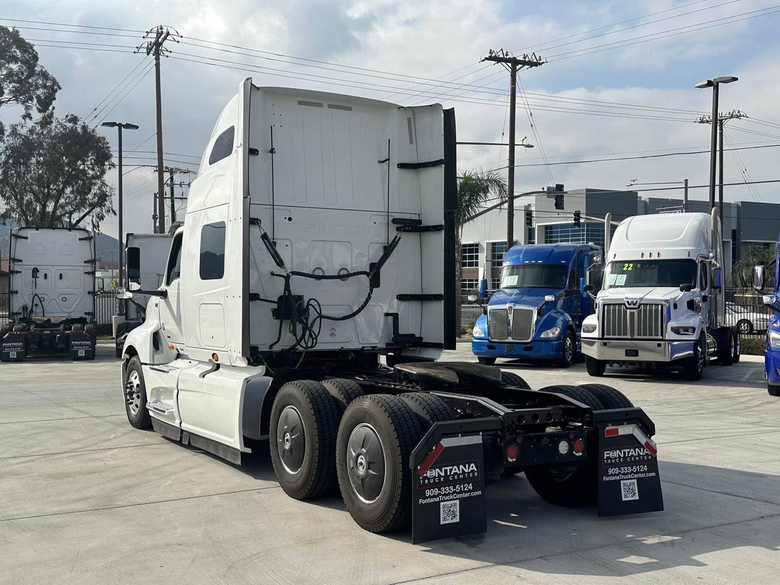 2022 International LT Sleeper Semi Truck - Raised Roof Sleeper, A26 450HP, 12 Speed Automatic image 7