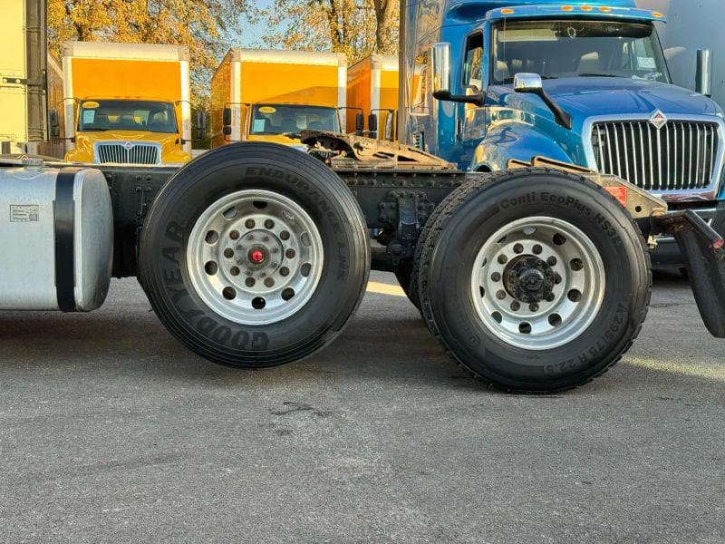 2020 Volvo VNL image 10