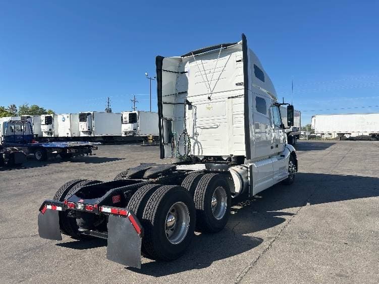 2022 Volvo VNL image 5