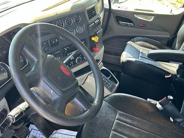 2021 Peterbilt 567 image 9