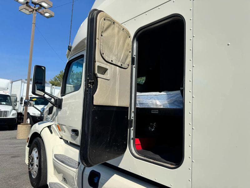 2022 Peterbilt 579 image 24