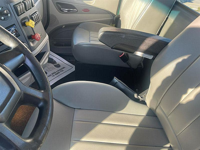 2020 Peterbilt 579 image 9