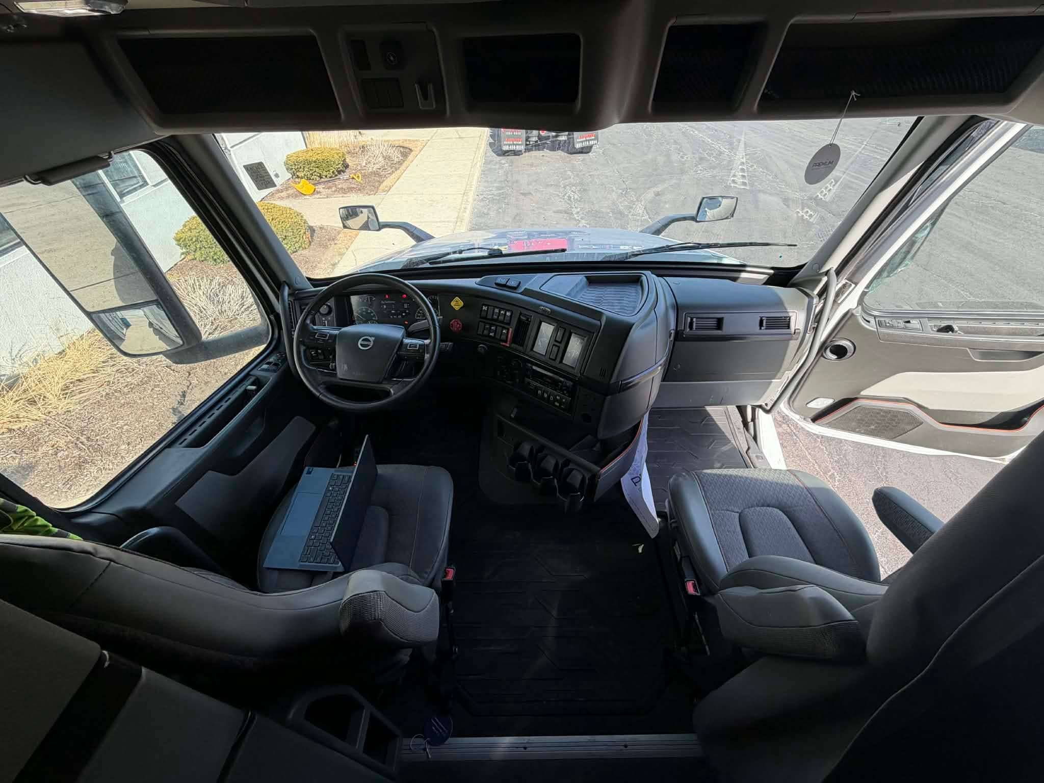 2024 Volvo VNL image 6