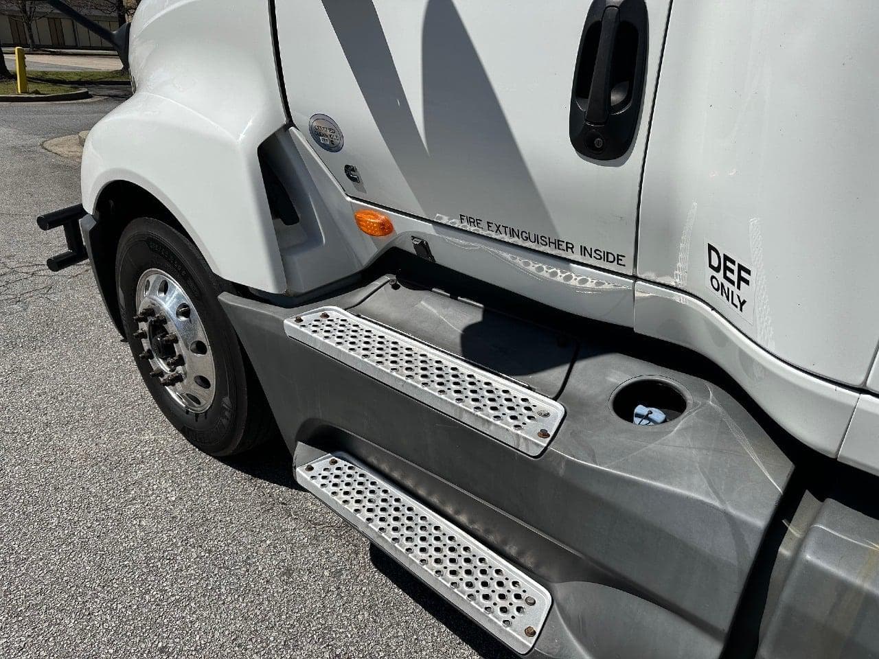 2018 International LT625 image 9