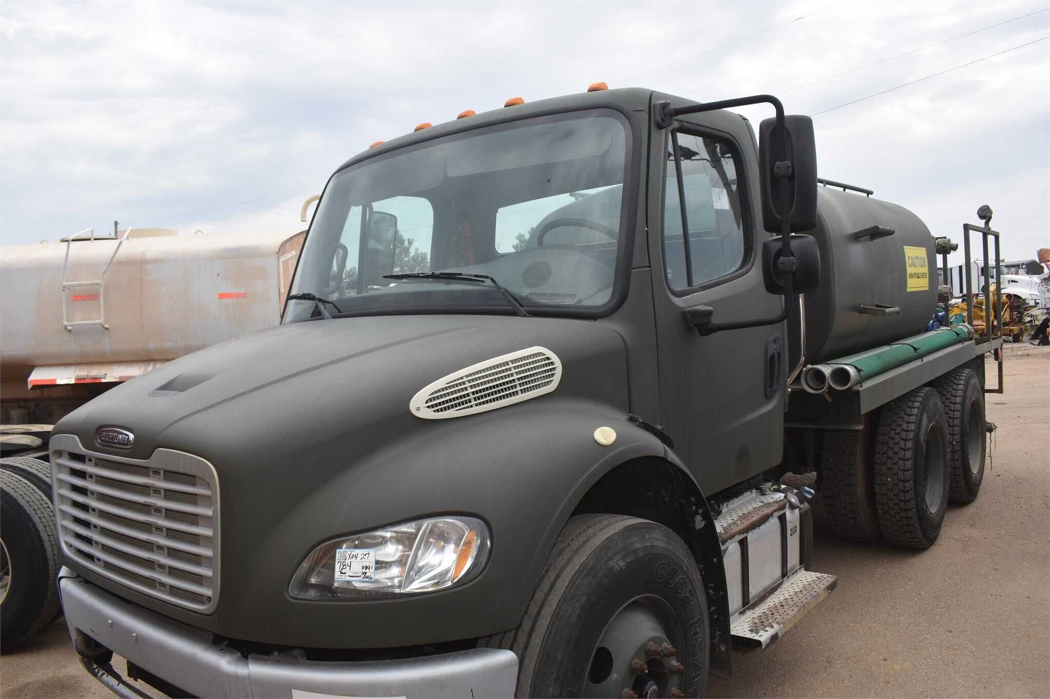 2013 Freightliner M2 106 image 1