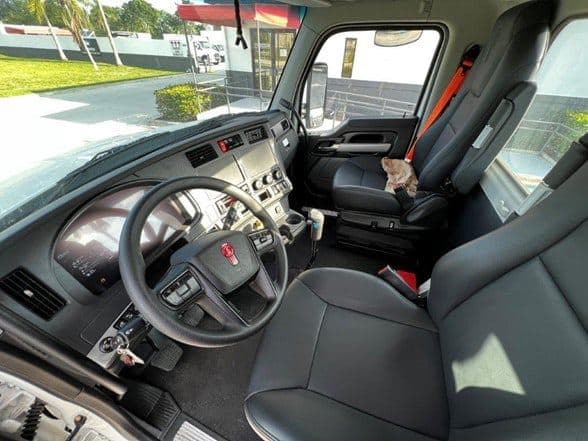 2024 Kenworth T880 image 15