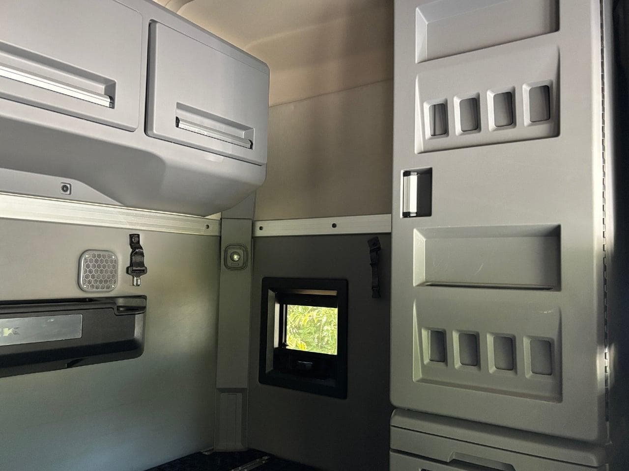 2019 Mack Anthem image 26