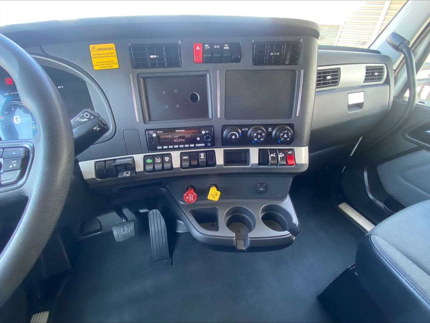 2023 Kenworth T680 image 11