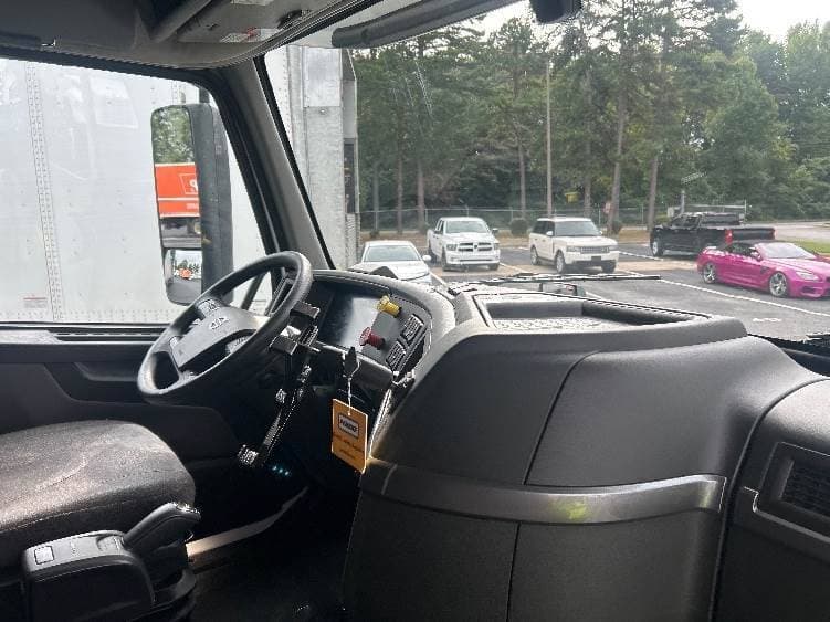 2022 Volvo VNL image 12