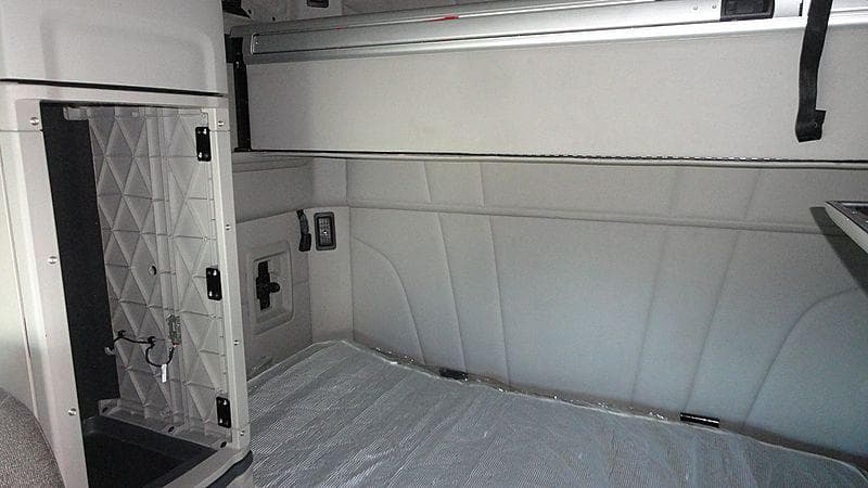 2022 Peterbilt 579 image 2