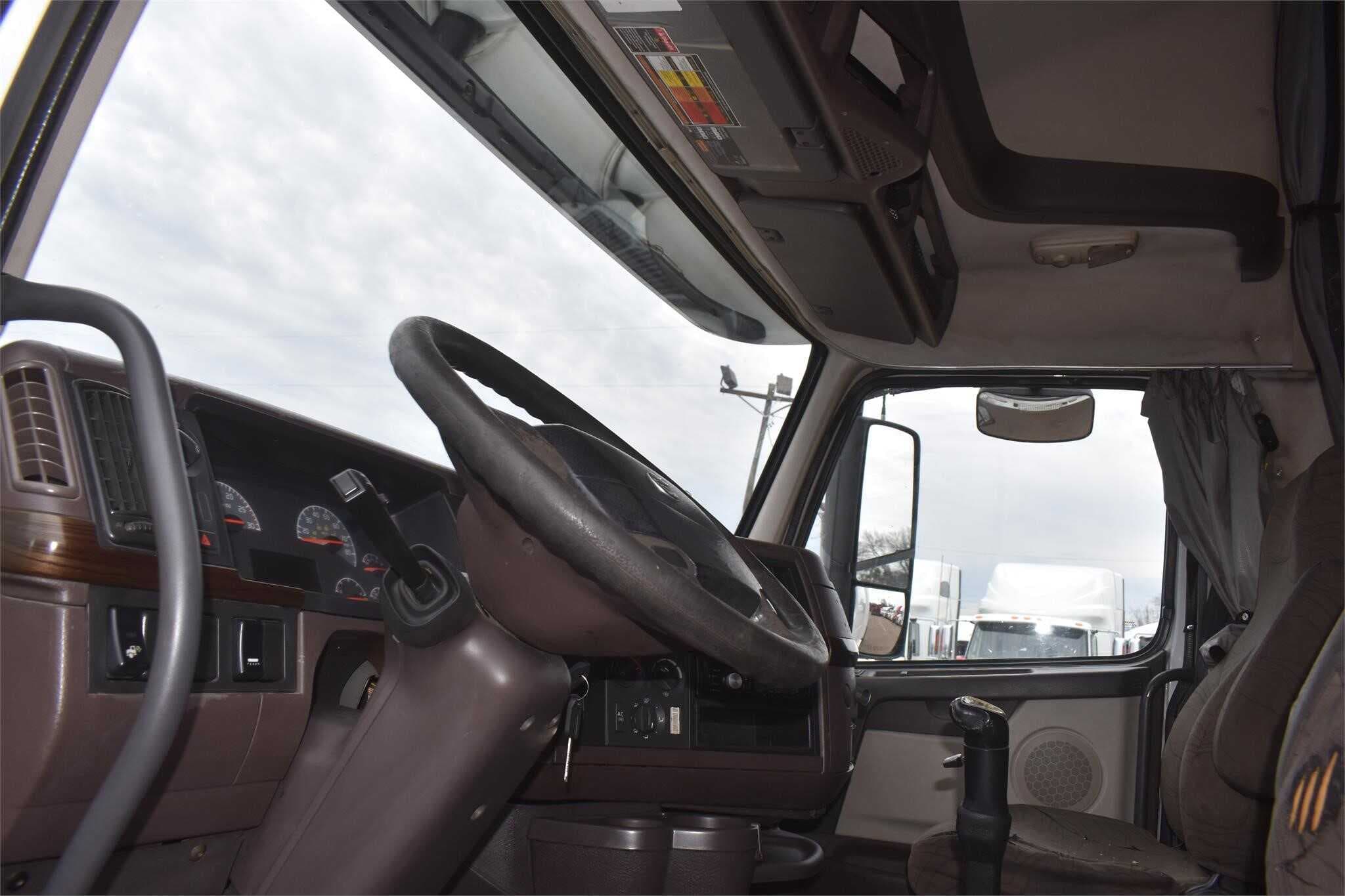 2013 Volvo VNL670 image 3