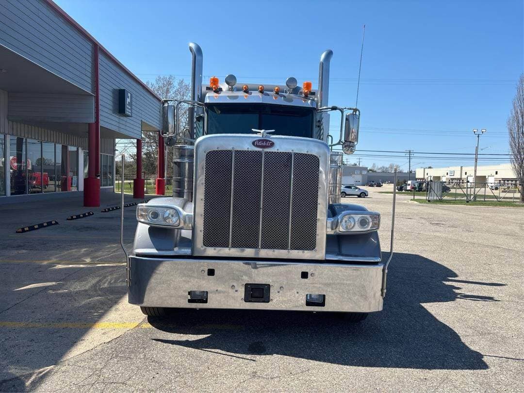 2020 Peterbilt 389 image 2