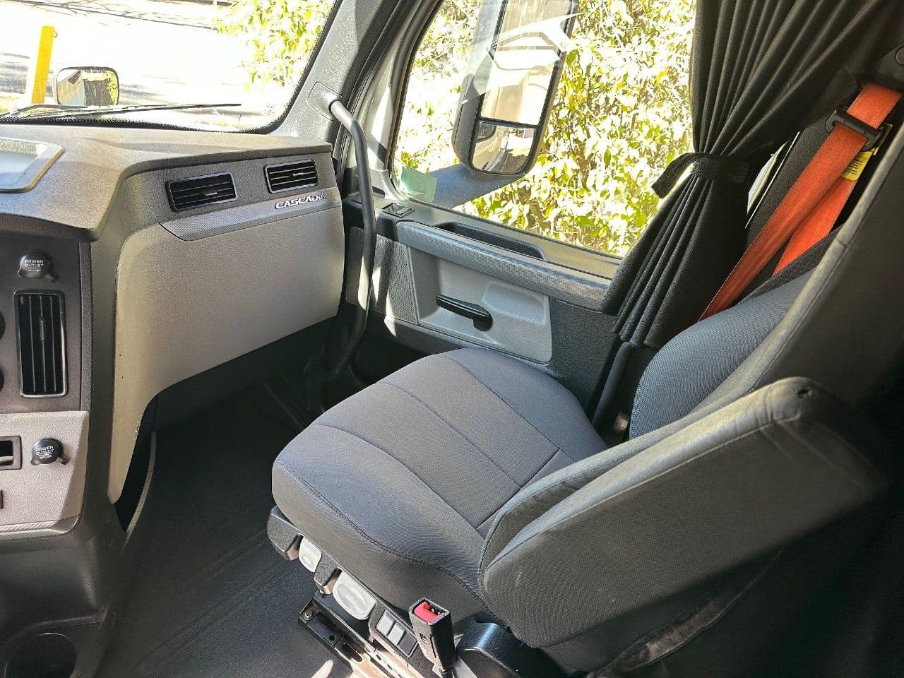 2019 Freightliner Cascadia 126 image 25