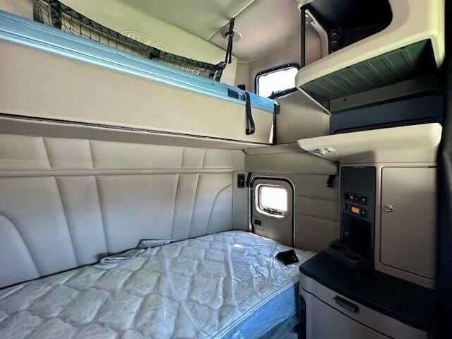 2020 Peterbilt 579 image 13