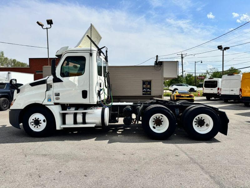 2020 Freightliner Cascadia image 8