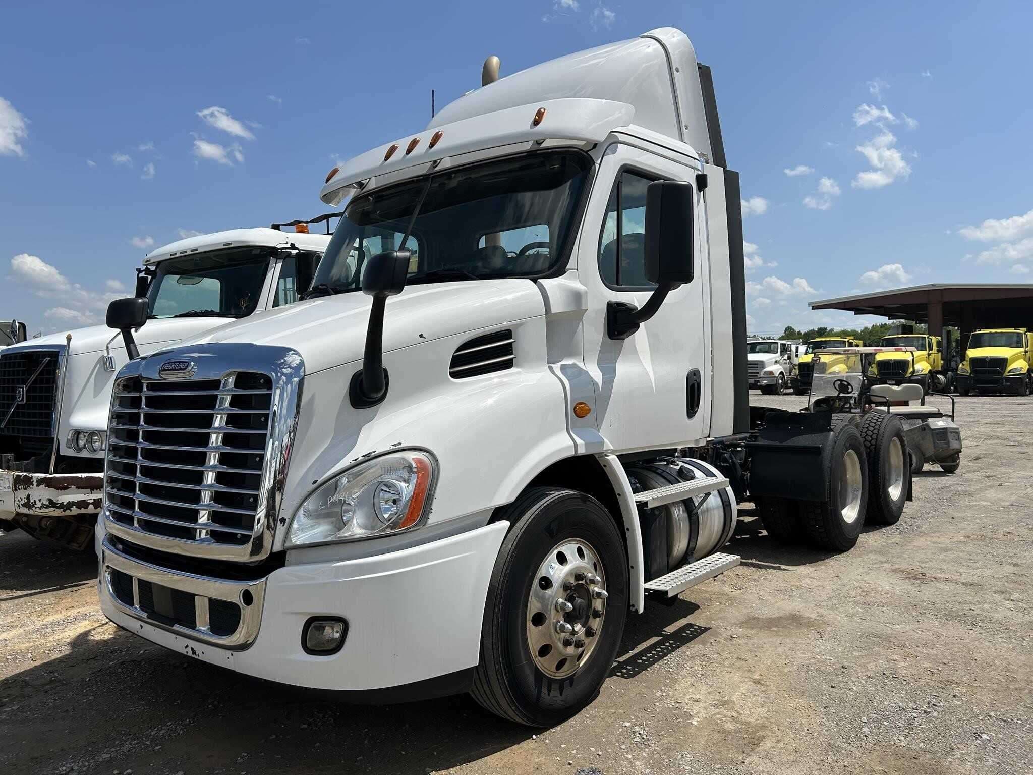 2020 Freightliner Cascadia 113 image 1
