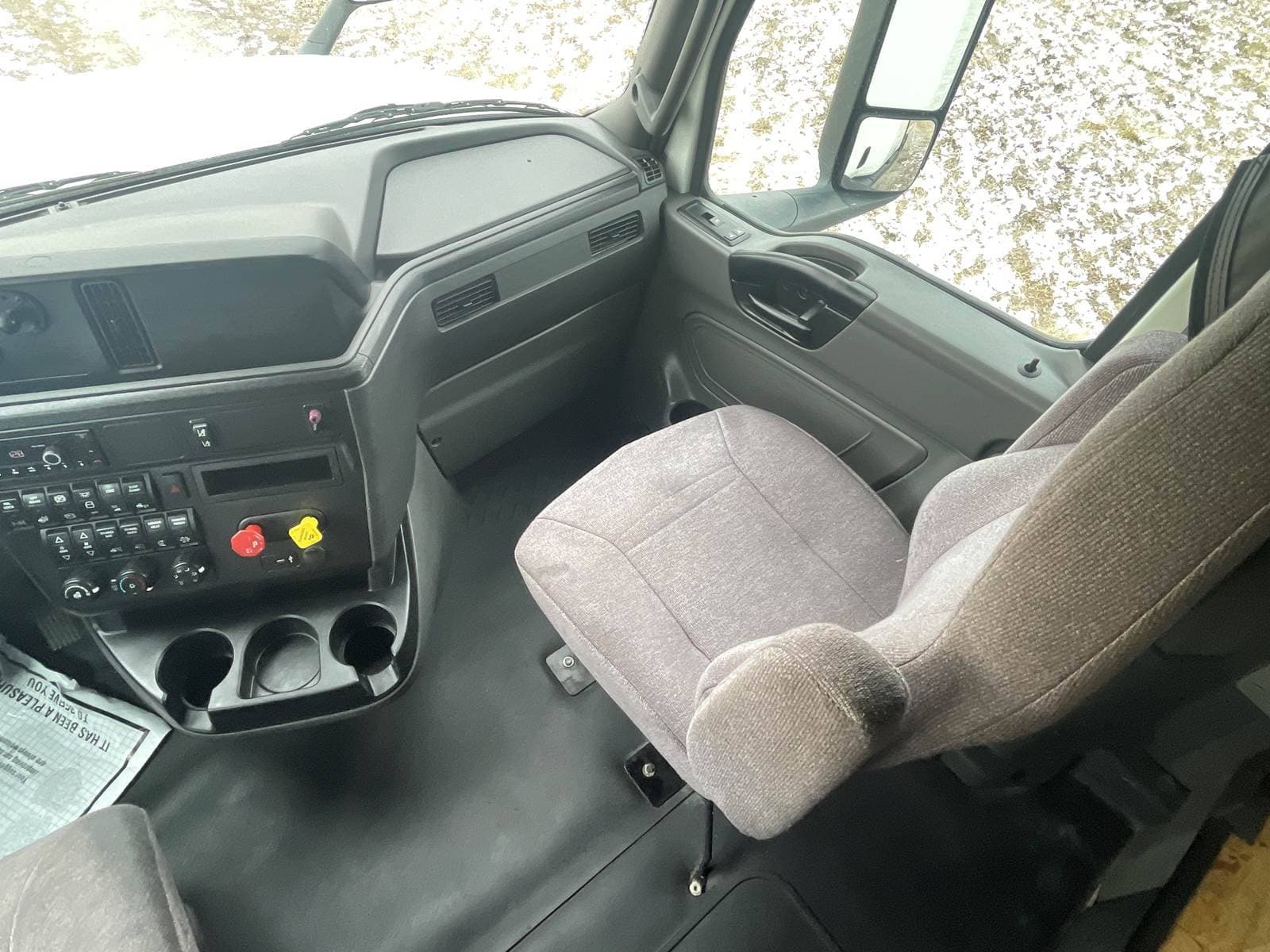 2022 International LT625 Sleeper Semi Truck image 16