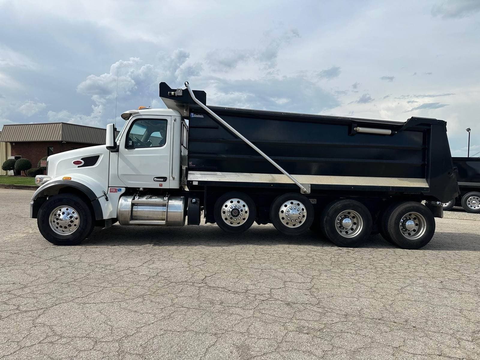 2023 Peterbilt 567 image 4